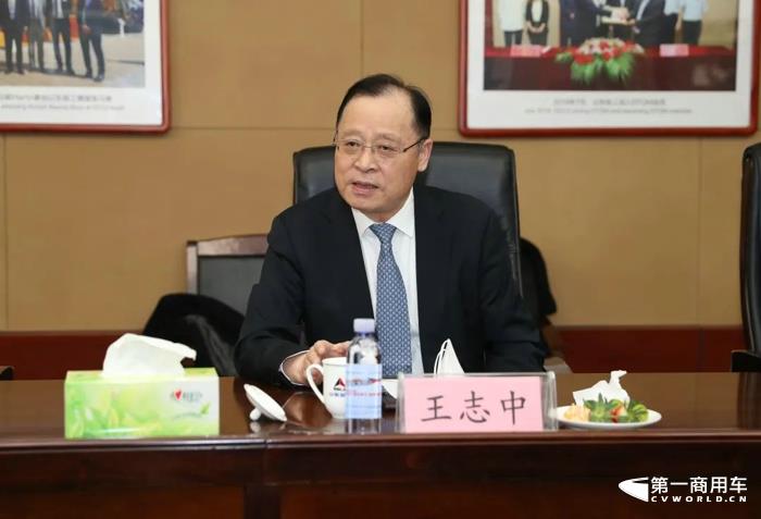 12月16日下午，潍柴动力与临工集团在临沂市签署战略合作协议。山东重工集团党委书记、董事长，潍柴动力董事长谭旭光，临工集团董事长王志中出席活动并座谈。