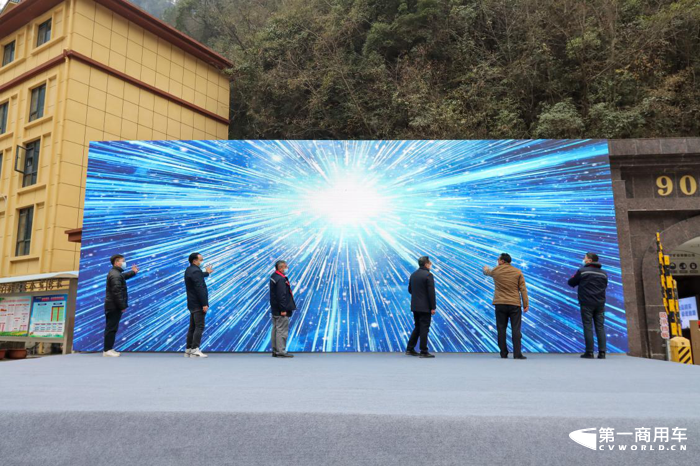 东风商用车无人驾驶矿卡试运行成功6.png
