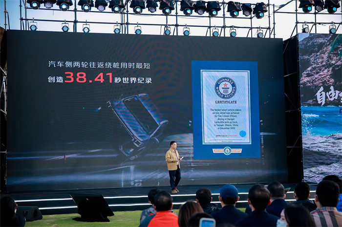 12月22日，探享明日皮卡——长安览拓者正式上市。新车全系标配2.0T动力，提供汽油和柴油两种动力版本，共计推出14款车型。其中，蓝鲸版官方指导价为¥99,900元- ¥149,900元；柴油版官方指导价为¥106,900元- ¥137,900元。这款集合长安全球研发优势打造的重磅皮卡车型，开创了全场景皮卡新品类，正掀起中国皮卡新潮流。
