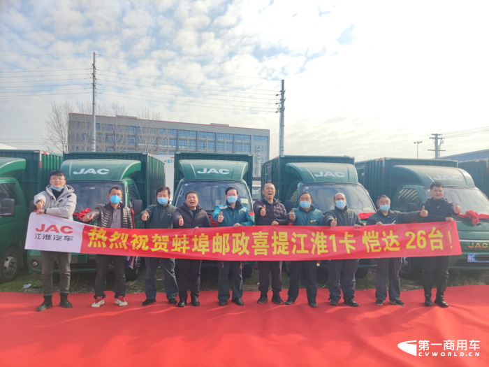 每年的双11、双12都是快递行业的运输高峰，网友们忙着清空购物车、收包裹、拆包裹，快递员们则在加班加点收发快递。