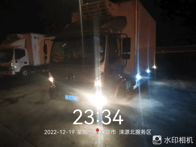 2022年12月19日涞源服务区内，在零下二十度的深夜上演了一番暖心服务。