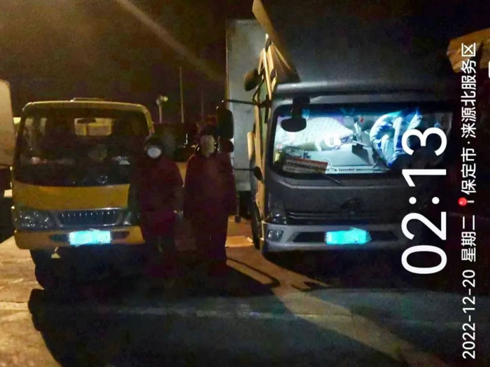 2022年12月19日涞源服务区内，在零下二十度的深夜上演了一番暖心服务。