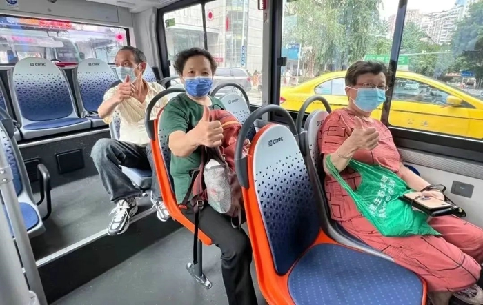 在“山城”重庆，一辆辆中车新能源客车奔跑在大街小巷，成为这座城市绿色出行的实力担当，也为这座“8D魔幻之都”增添了奇特魅力。