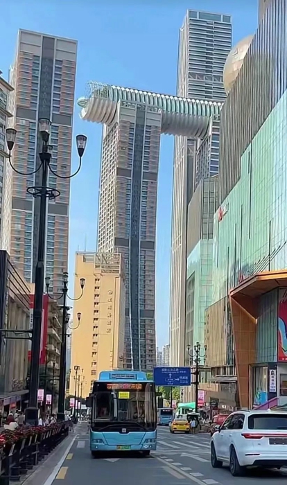 在“山城”重庆，一辆辆中车新能源客车奔跑在大街小巷，成为这座城市绿色出行的实力担当，也为这座“8D魔幻之都”增添了奇特魅力。