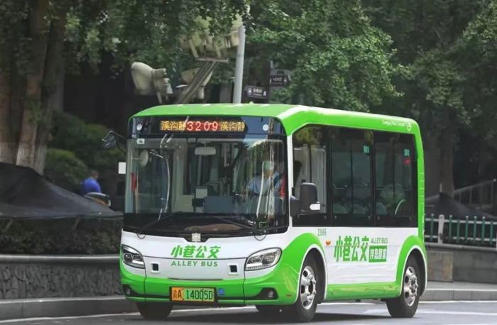 在“山城”重庆，一辆辆中车新能源客车奔跑在大街小巷，成为这座城市绿色出行的实力担当，也为这座“8D魔幻之都”增添了奇特魅力。