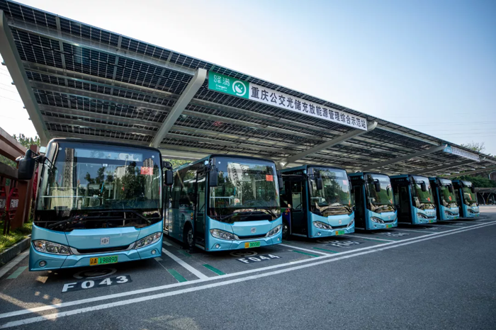 在“山城”重庆，一辆辆中车新能源客车奔跑在大街小巷，成为这座城市绿色出行的实力担当，也为这座“8D魔幻之都”增添了奇特魅力。