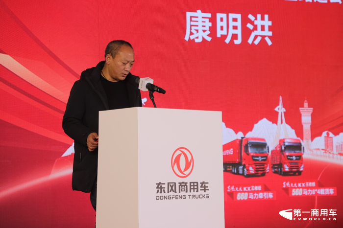 东风商用车幸福卡车关爱计划走进青海格尔木2.png