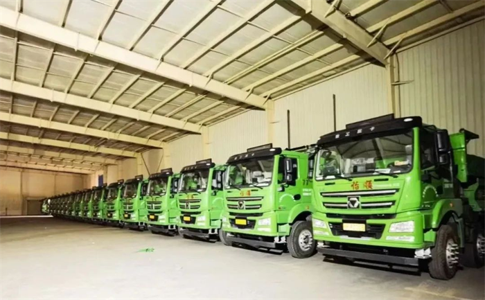 近日，40台徐工漢風G5渣土车成功交付上海某建设公司，作为徐工汽车的爆款车型，继11月百台交车后又获批量订单，本次交车将再次为上海绿色城建注入一股温暖漢風。