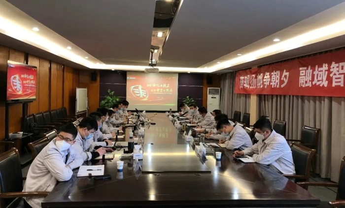 1月2日，迎着新年蓬勃朝气，解放动力动力总成事业部营销服务部以“奋楫扬帆争朝夕，融域智慧开新局”为主题，召开2023营销战法研讨暨开门红部署会，迅速打响新年“第一枪”。