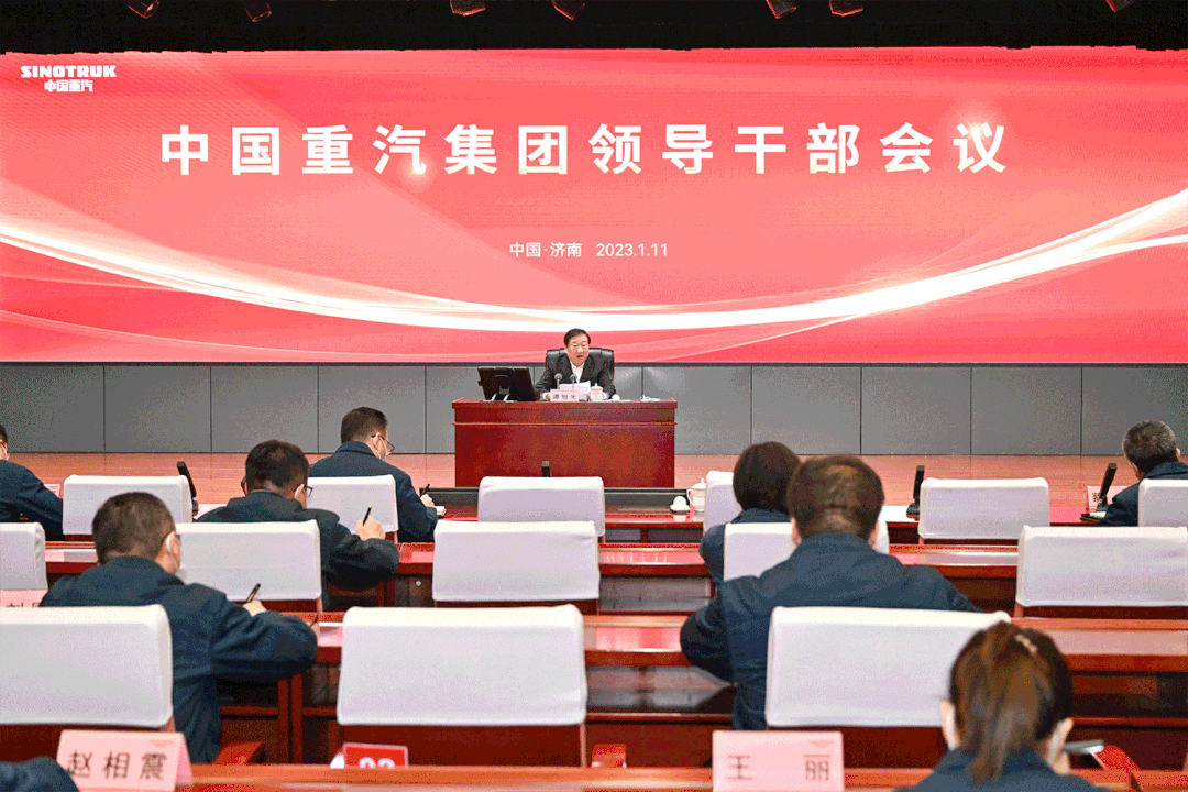 从元旦开始，谭旭光先后主持召开潍柴集团、山东重工集团、中国重汽集团公司级领导述职会议，主题是“2023年我怎么干”。述职不谈成绩、不留情面，直面问题、直击矛盾，体现了考核评价、工作安排、挖掘人才和交流共享的“四位一体”方法论。参会人员现场点评、现场打分、现场排名。