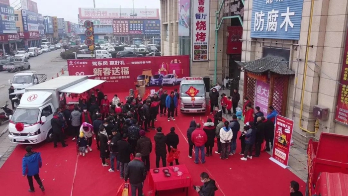 “年味”是什么？是写春联，贴窗花，画年画，是锣鼓喧天，舞龙舞狮，阖家团圆。