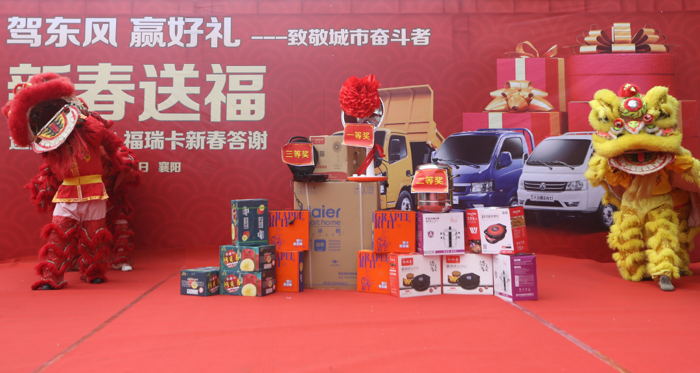 “年味”是什么？是写春联，贴窗花，画年画，是锣鼓喧天，舞龙舞狮，阖家团圆。
