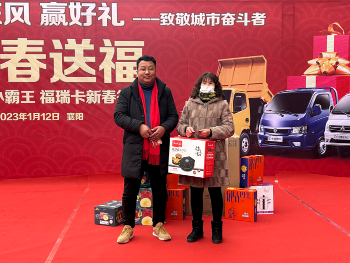 “年味”是什么？是写春联，贴窗花，画年画，是锣鼓喧天，舞龙舞狮，阖家团圆。