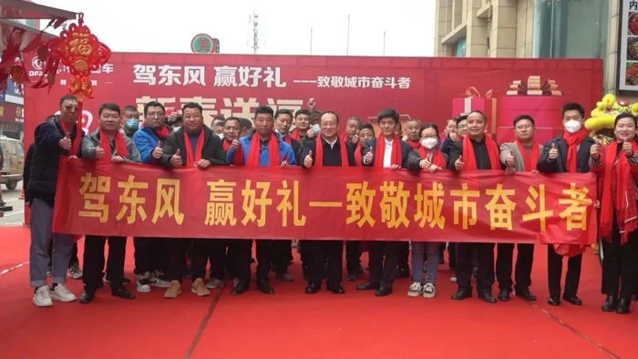 “年味”是什么？是写春联，贴窗花，画年画，是锣鼓喧天，舞龙舞狮，阖家团圆。