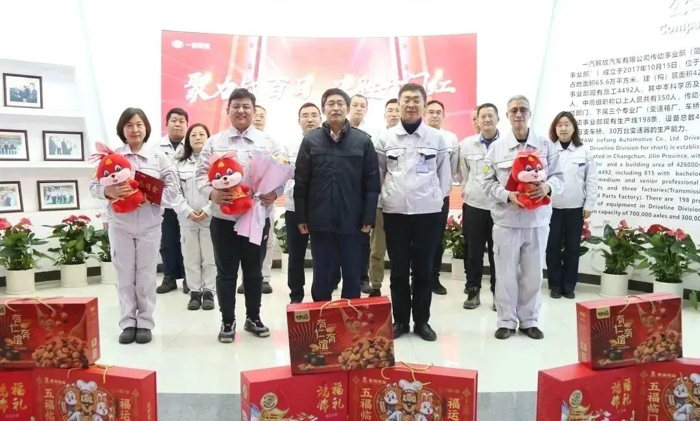在2023年春节即将来临之际，一汽解放领导班子成员深入生产一线，走进工作岗位，走访慰问先进人物、困难员工及困难党员、驻外员工等代表，为他们送去了节日慰问品、慰问金和新春祝福。