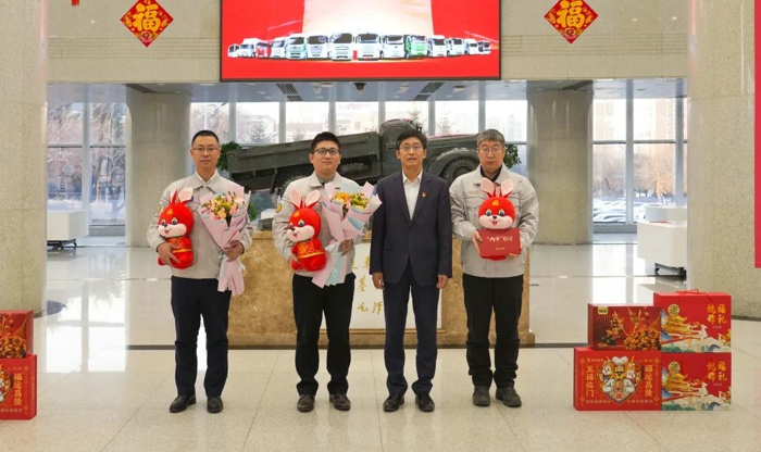 在2023年春节即将来临之际，一汽解放领导班子成员深入生产一线，走进工作岗位，走访慰问先进人物、困难员工及困难党员、驻外员工等代表，为他们送去了节日慰问品、慰问金和新春祝福。
