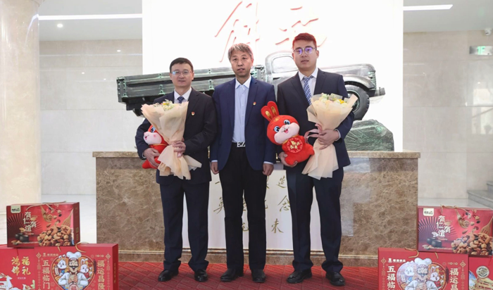 在2023年春节即将来临之际，一汽解放领导班子成员深入生产一线，走进工作岗位，走访慰问先进人物、困难员工及困难党员、驻外员工等代表，为他们送去了节日慰问品、慰问金和新春祝福。