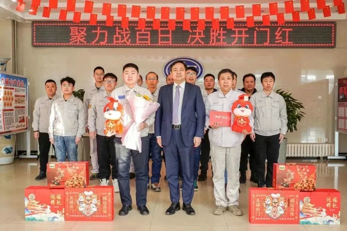 在2023年春节即将来临之际，一汽解放领导班子成员深入生产一线，走进工作岗位，走访慰问先进人物、困难员工及困难党员、驻外员工等代表，为他们送去了节日慰问品、慰问金和新春祝福。