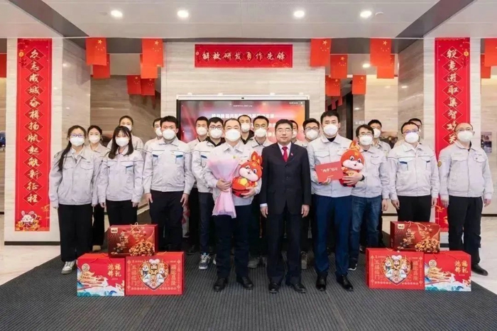 在2023年春节即将来临之际，一汽解放领导班子成员深入生产一线，走进工作岗位，走访慰问先进人物、困难员工及困难党员、驻外员工等代表，为他们送去了节日慰问品、慰问金和新春祝福。
