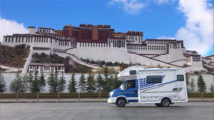 近年来，随着国内旅游行业的高速发展，想走就走的房车旅行迎来了“风口”，是自驾游爱好者眼中的“新宠”。开着房车过新年，已经成为今年春节期间最受欢迎的旅游出行方式，“F4时代旅行团”就是其中之一。