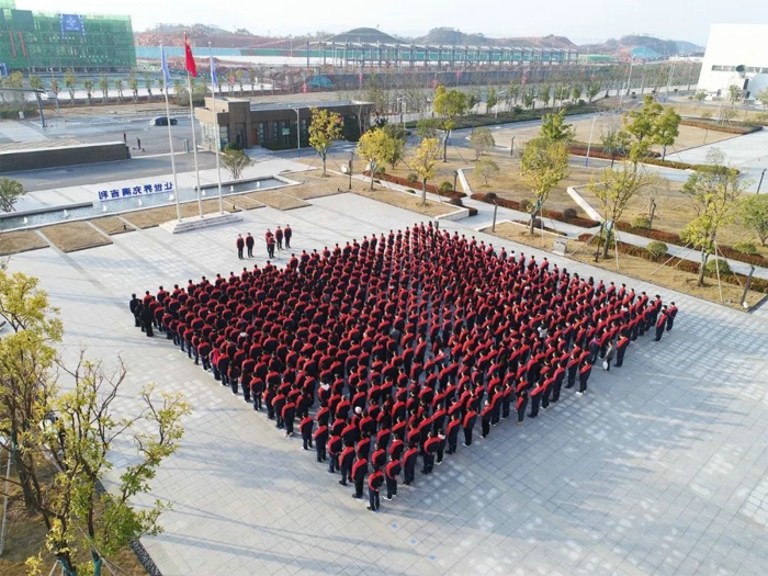 1月28日，远程新能源商用车集团旗下四川南充、江西上饶、安徽马鞍山、山东淄博等五大产品线专业制造基地全面开启复工复产，各基地抓实抓细各项准备工作，确保安全生产、高效生产，力争实现开门红，为新一年开好头、起好步。