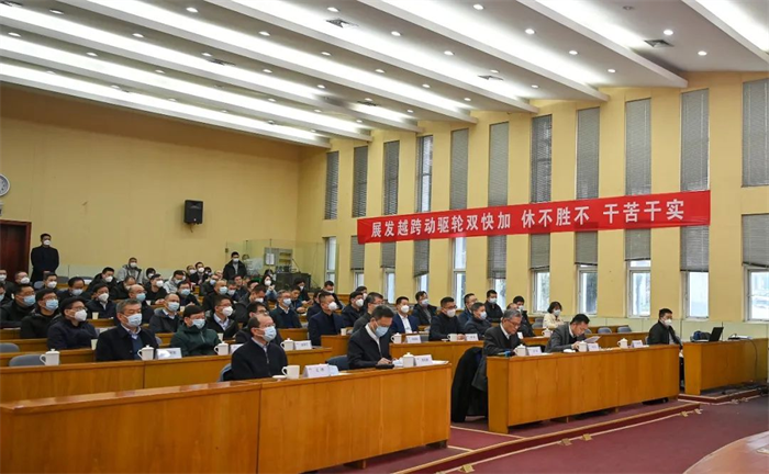 2月6日，东风商用车有限公司召开干部大会。东风公司董事长、党委书记竺延风视频出席会议并作重要讲话，东风公司副总经理、党委常委乔阳出席并主持会议，东风公司总经理助理、东风商用车董事长、党委书记周先鹏、东风商用车领导班子成员、职能部门高管、工厂/子（分）公司主要负责人参加会议。