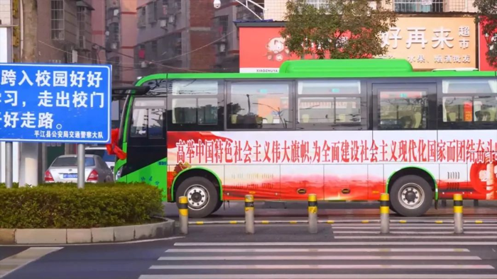 这，是一片红色沃土。是彭德怀元帅横刀立马、52颗将星云集的全国“四大将军县”之一。这，是一方绿色乐土。拥有“中国天然氧吧”等8张“国字号”生态名片。这，就是平江。