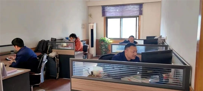 当我们大多数人还沉浸在阖家团圆、尽情释放快乐、欢度新春佳节之际,有那么一群人，他们已经早早返回工作岗位，加班加点投入到紧张的生产任务中。