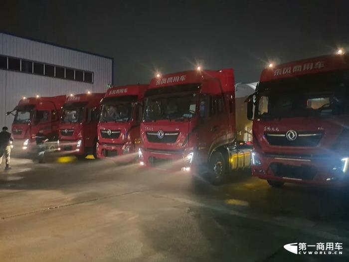 日前，5辆东风天龙牵引车交付行业大客户蚌埠市云峰汽车运输有限公司，为东风商用车与蚌埠云峰深度合作拉开了序幕。蚌埠云峰作为当地散装水泥运输行业风向标，将为后期东风商用车全面进入该行业打开崭新篇章。