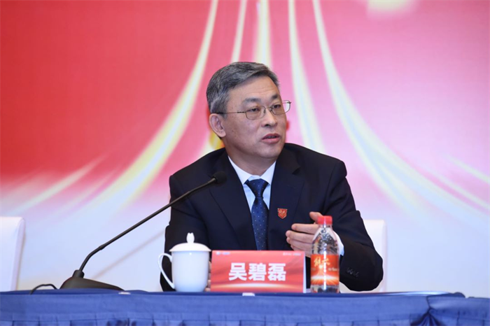 “一年之计在于春”，2月21日，主题为“聚智鼎新 驭势笃行 踔厉奋发 誓领新程”的解放2023年商务年会在成都隆重举办，一汽解放领导班子与合作伙伴、媒体伙伴共聚“天府之国”，共谋新一年发展大计。在当日的媒体交流环节，一汽解放总经理、党委副书记兼本部中重型车产品线总经理吴碧磊就记者们所关心的解放新一年经营发展中如何发挥产品组合优势，突出差异化竞争力？国六时代如何强化新业态布局等问题给出了清晰的解答。