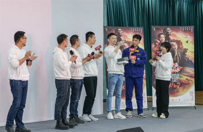 初见徐工的设备时，我们特别惊讶、也特别自豪，我们非常感谢徐工。我在徐工看见了真实的科幻，我们和徐工一起，创造第三集。