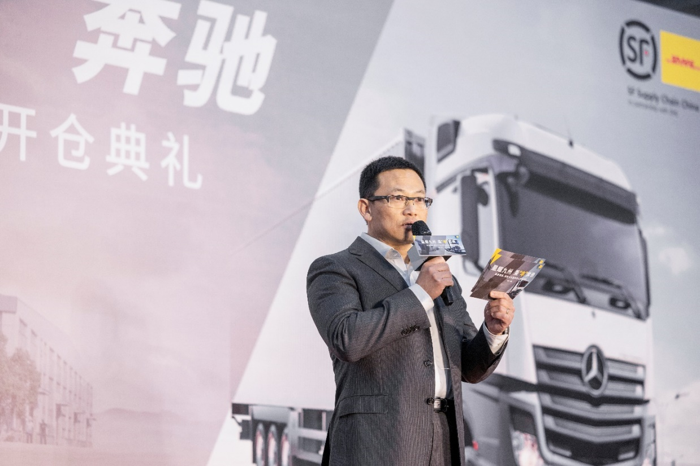 2023年3月6日，梅赛德斯-奔驰卡车配件中心于北京平谷及湖北鄂州同步开仓。