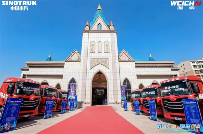 3月13日，中国重汽汕德卡G7S WPCNG新品在新疆喀什汕耀上市，汕德卡G7S全新一代燃气车上市发布会当天便斩获318台订单，以骄人成绩致敬汕德卡品牌十载峥嵘。
