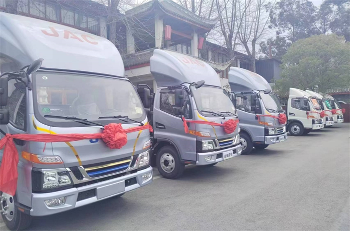 春意新征程，共赴好时光！3月18日，福利升级的江淮卡友一家亲之江淮1卡超级会员日活动圆满收官。活动现场人流如潮，试驾体验络绎不绝，购车甚至排起长队，直播间点赞、互动、看车下单热火朝天，全国三十家店面线上线下全联合，引爆会员日。帅铃宽帅王S6/五十铃新品、骏铃金饭碗、混动1号·骏铃聚宝盆、恺达X5小萌虎/恺达X6精灵虎、德沃斯T9、恺达i3/骏铃i6以及江淮蓝猫等明星产品备受青睐，让更多卡友轻松开启创富梦！