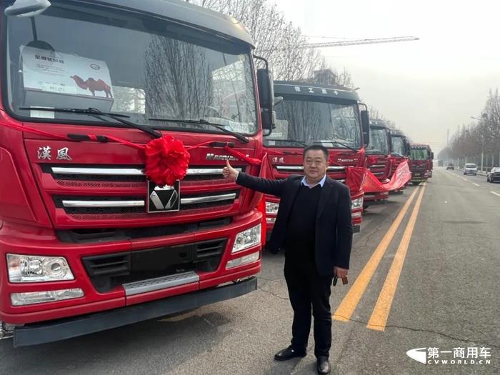 近日，徐工汽车联合当地经销商在山西运城隆重举行交车仪式，近二十台徐工漢風牵引车批量交付山西客户，为当地煤炭运输发展贡献强劲动力。