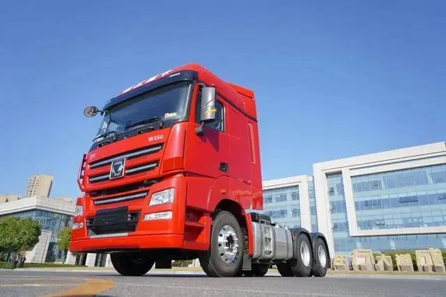 徐工智卡 W550自2022年12月发布以来，凭借“高端化、高性能、高价值”三大核心优势，受到众多卡友的广泛关注，目前已在江苏、河南、河北、宁夏等地收获批量订单并陆续交付。如此热销的背后绝不是偶然，而是徐工汽车持续多年创新突破、深耕重卡市场的必然结果。