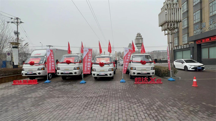 近年来经济飞速发展，我国高效的物流业发挥了巨大作用，支撑起各行各业四通八达的运输网络。如何不断降本增效，推动行业走向智慧低碳，是江淮1卡一直关注的问题。为此，江淮1卡打造出燃油、纯电、混动三条技术路线爆款车型，为卡友们提供更多选择。