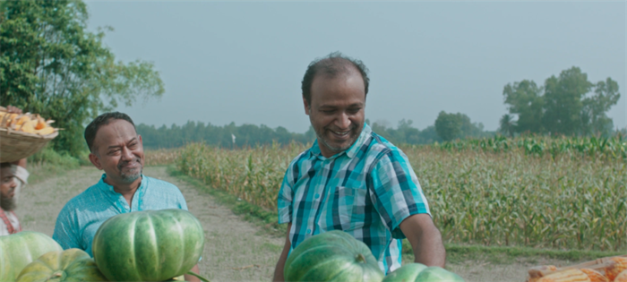孟加拉国地处恒河三角洲，地势低洼、水网密布，所属热带季风气候也十分适合水稻等农产品种植，农业成为其国民经济的主要依靠，当地有很多卡友都在从事农产品运输，莫斯塔夫就是其中之一。