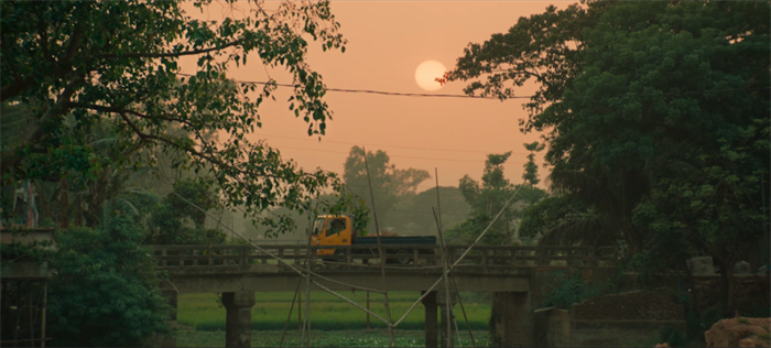 孟加拉国地处恒河三角洲，地势低洼、水网密布，所属热带季风气候也十分适合水稻等农产品种植，农业成为其国民经济的主要依靠，当地有很多卡友都在从事农产品运输，莫斯塔夫就是其中之一。