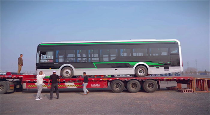 作为不靠海的“双内陆国”，乌兹别克斯坦位于中亚腹地。此次送车全程超过5000公里，如何把这些“大块头”的公交车运送过去，看起来着实是个难题，不过却难不倒常常送车出国的宇通人！