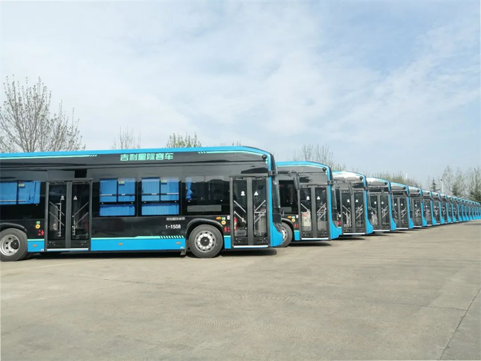 近日，64台吉利星际纯电动城市客车C10E交付陕西宝鸡公共交通有限公司。服务该市居民绿色公共出行，也为宝鸡市交通的绿色低碳发展发挥重要作用。