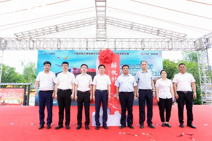 近日，《一汽解放2022年年度报告》和《一汽解放2022社会责任暨ESG报告》相继出炉，作为国内商用车行业的“领头雁”，一汽解放综合竞争力不容小觑，见微知著，其中所透露出的国内商用车领域发展现状和未来前景趋势，更是引发多方关注。