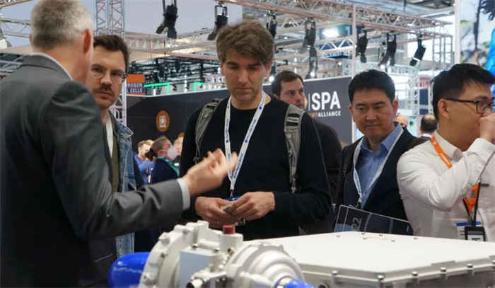 2023年德国汉诺威工业博览会（HANNOVER MESSE 2023，下称“汉诺威工博会”）于当地时间4月16日下午正式开幕，本届汉诺威工博会以“行业转型——创造不同”为主题，聚焦碳中和生产、人工智能、氢能技术、能源管理和工业4.0最新产品和行业趋势。