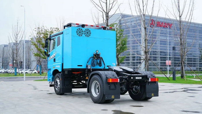 相对封闭环境、固定线路、短距运输，港口牵引车的使用工况为重卡电动化的落地，提供了几乎完美的应用场景。