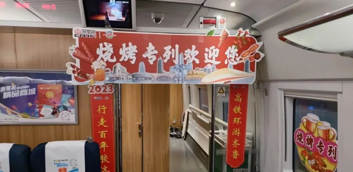 要说“五一”假期最火的地方，山东淄博肯定要占一席之地。相关数据显示，“五一”期间淄博旅游订单同比增长2000%，凭借着网红城市与经典线路成为新晋目的地顶流，预订量排名全国第一。