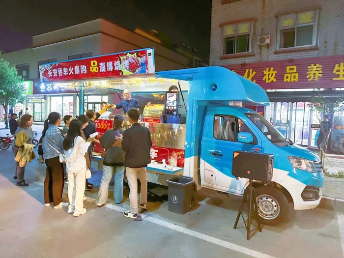 要说“五一”假期最火的地方，山东淄博肯定要占一席之地。相关数据显示，“五一”期间淄博旅游订单同比增长2000%，凭借着网红城市与经典线路成为新晋目的地顶流，预订量排名全国第一。