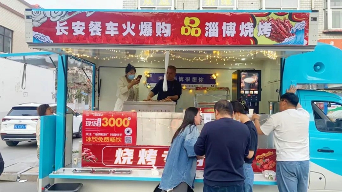 要说“五一”假期最火的地方，山东淄博肯定要占一席之地。相关数据显示，“五一”期间淄博旅游订单同比增长2000%，凭借着网红城市与经典线路成为新晋目的地顶流，预订量排名全国第一。