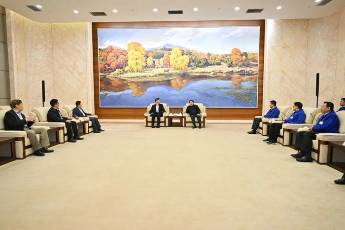 谭旭光与清华大学李稻葵一行进行工作座谈1.jpg
