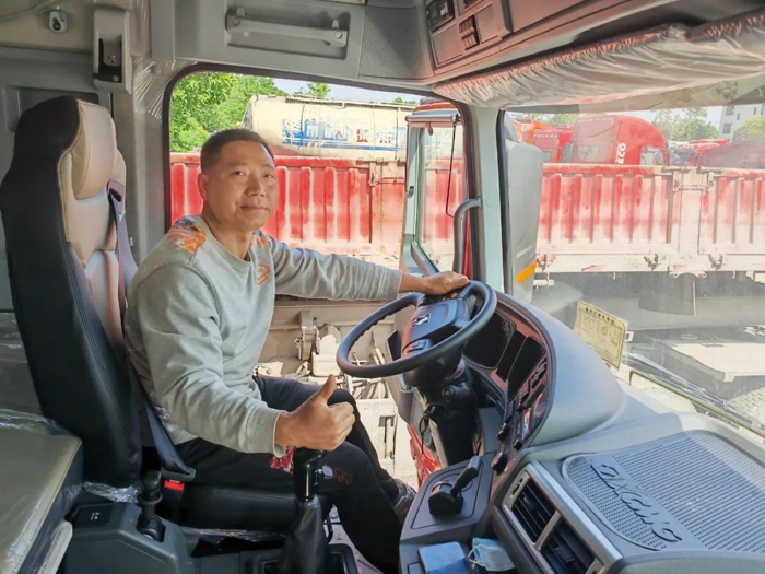 来自四川乐山峨眉山市的代建平，是一位征战运输行业多年的货运司机。由于从小喜欢卡车，他早早投身于货运行业，即使工作再辛苦，开车的热情也未减分毫。