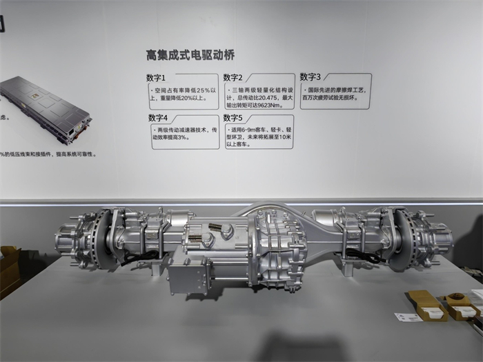【第一商用车网 原创】5月17日，为期三日的2023北京国际道路运输车辆展正式拉开帷幕。本次展会以“智能低碳，推动道路运输产业绿色发展”为主题，深度聚焦了当前商用车行业热点和未来发展，集中展示了我国道路运输装备制造及其零部件产业在新能源、智能化、数字化、轻量化等领域的先进技术产品和前沿科技成果。